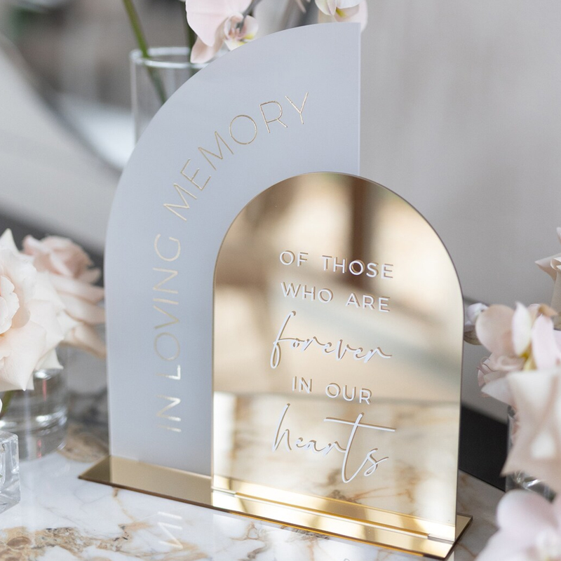 W miłosnym znaku pamięci, złot – Table Number Gold recenzja i cena
